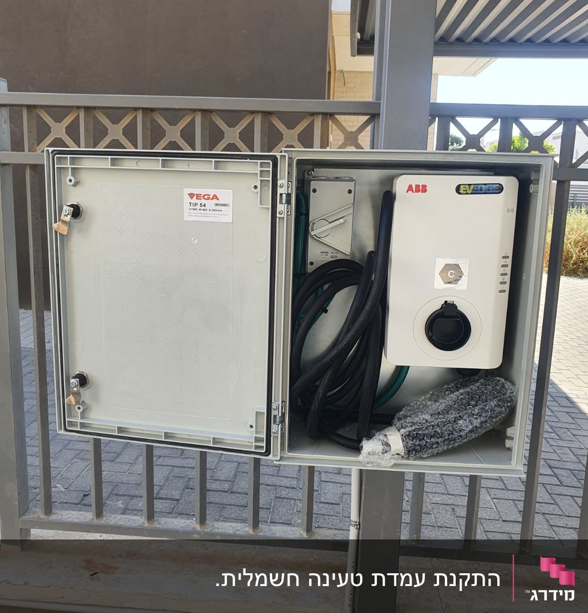 ארון חשמל פתוח עם כבלים ומטען ABB